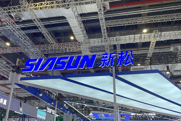 中國機(jī)器人歷史性突破！近百臺(tái)新松工業(yè)機(jī)器人在吉利汽車焊裝主線大規(guī)模應(yīng)用