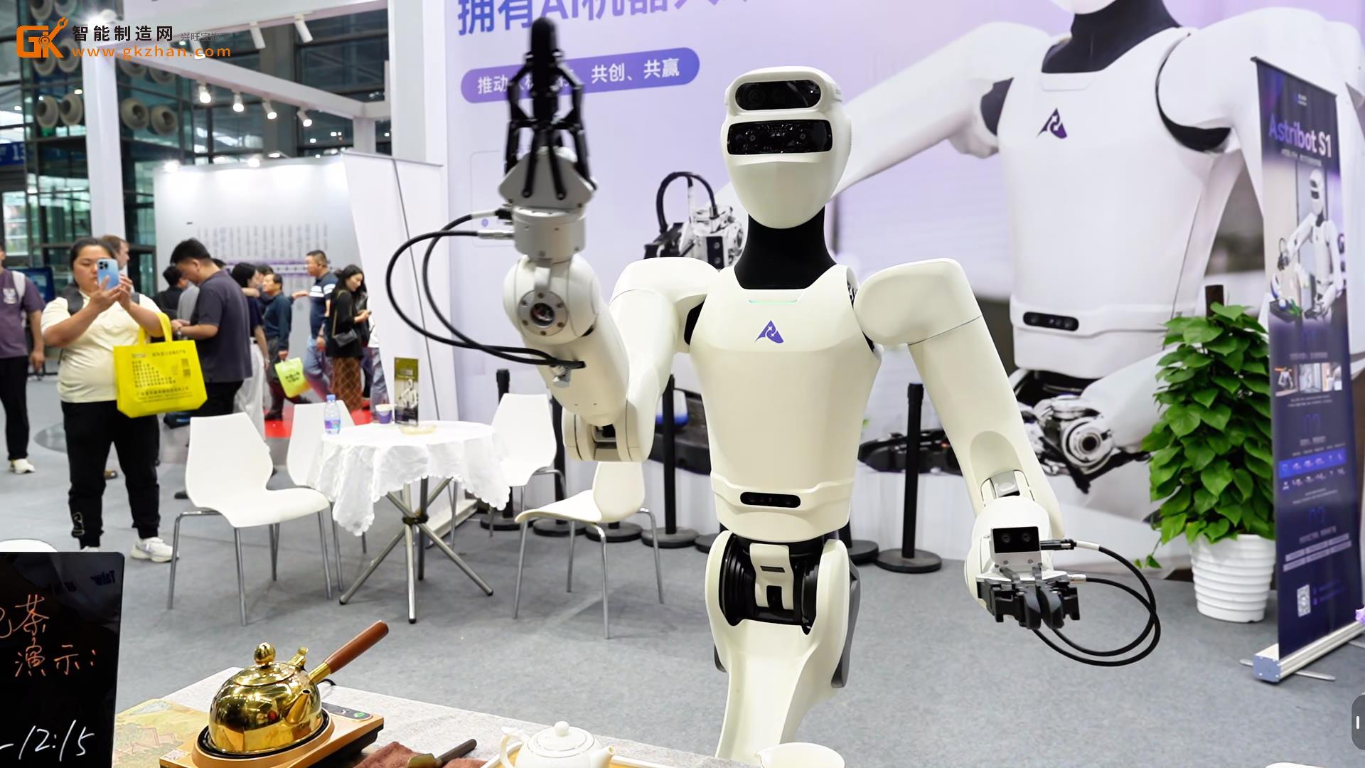 星尘智能携核心产品精彩亮相第十四届中国电子信息博览会展会现场