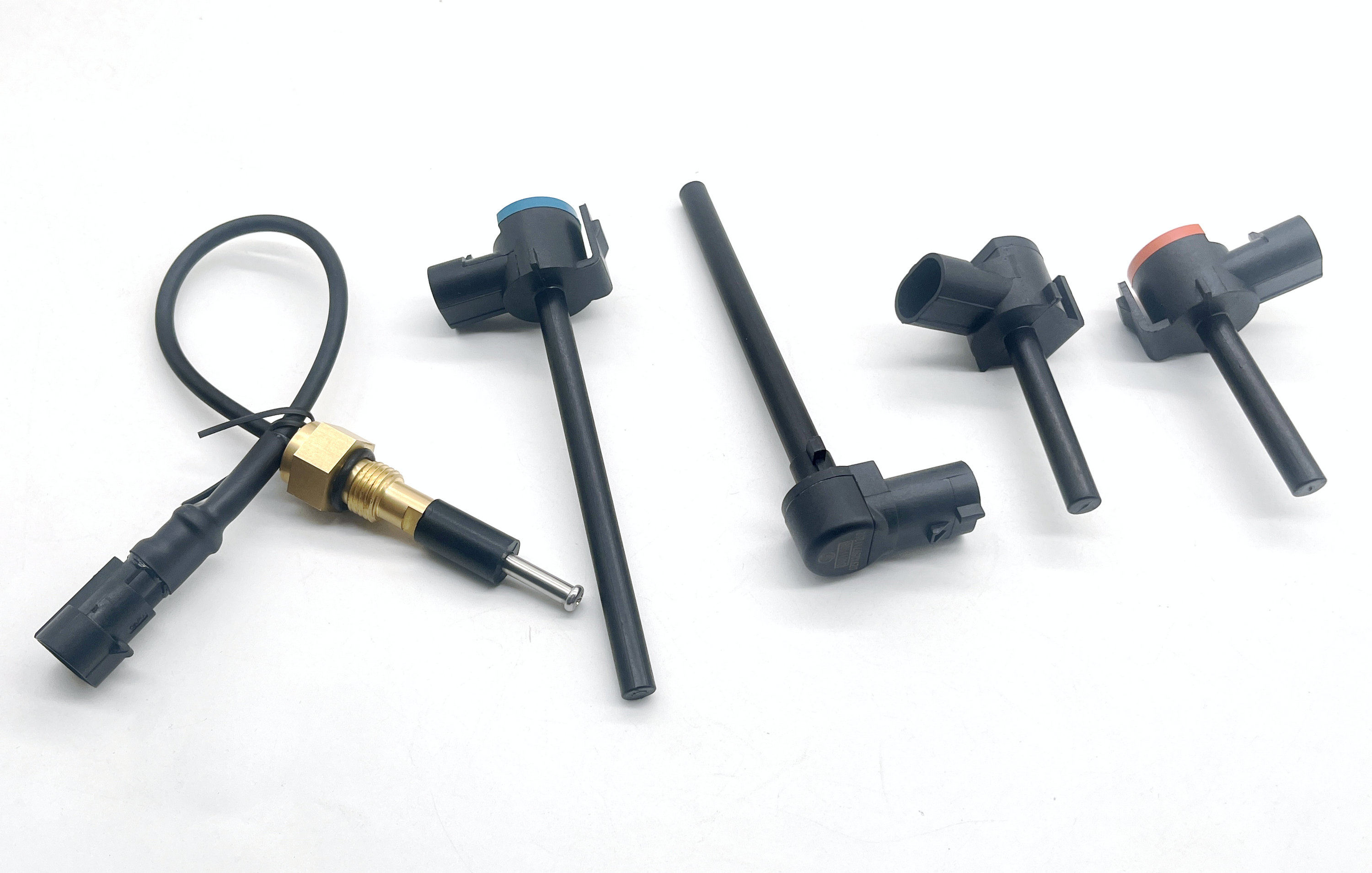 副水箱水位传感器主要用于监测汽车冷却系统中膨胀水箱（副水箱）内的冷却液液位，当液位低于安全值时，会触发仪表盘报警，提醒驾驶员及时补充冷却液，防止发动机过热损坏。